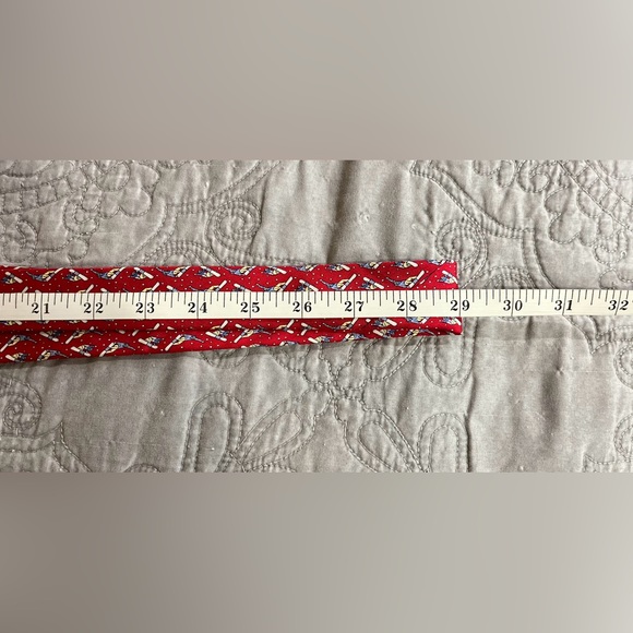 Vineyard Vines Men’s Snowboarder Tie Red Blue Yellow 100% Silk Hand Made USA - Picture 9 of 9